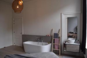 Ένα μπάνιο στο Holiday Home La Petite Maison +45 φωτογραφίες