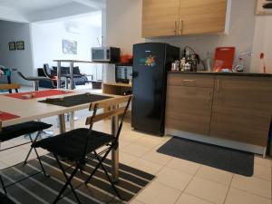 Kuchyňa alebo kuchynka v ubytovaní STUDIO POSEIDONIA apartment 75sqm CORINTH CANAL