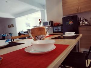 Televízia a/alebo spoločenská miestnosť v ubytovaní STUDIO POSEIDONIA apartment 75sqm CORINTH CANAL