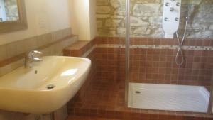 Een badkamer bij Casale Le Fontanelle