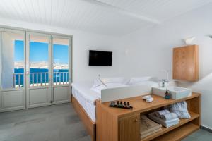 TV a/nebo společenská místnost v ubytování Dreambox Mykonos Suites