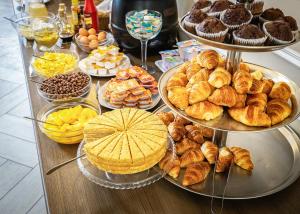 una mesa cubierta con platos de bollería y otros alimentos en Hotel Paveletskaya Aero, en Moscú