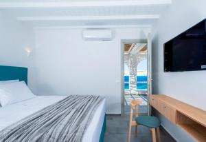 Una cama o camas en una habitación de Dreambox Mykonos Suites 19 fotos más