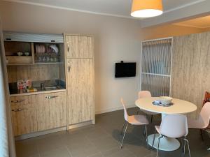 Kuchyň nebo kuchyňský kout v ubytování RED'S apartments