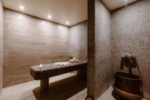un bagno con vasca in pietra e candela di Lixus Beach Resort - All In a Larache