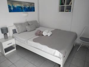 Un pat sau paturi într-o cameră la Dimitra's House