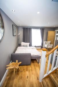 ein Schlafzimmer mit einem Bett und eine Treppe mit einem Seestern auf dem Boden in der Unterkunft Sunset Homes in London