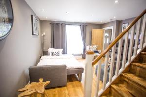 een kamer met een bed en een trap bij Sunset Homes in Londen