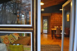 une chambre avec un canapé, une table et une salle à manger dans l'établissement Martín Pescador Cabañas, à Coyhaique