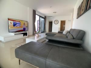 a living room with a couch and a flat screen tv at SEAVIEW in Medulin