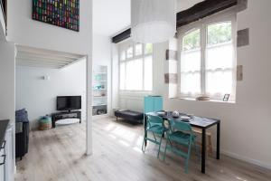 een eetkamer met een tafel en 2 stoelen bij L'Instant by Cocoonr in Rennes