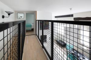 een balkon met een zwarte leuning in een kamer bij L'Instant by Cocoonr in Rennes