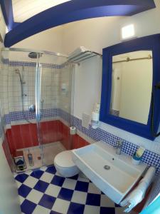 スペルロンガにあるHotel La Naveのバスルーム(シンク、シャワー、トイレ付)
