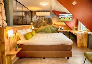 Een bed of bedden in een kamer bij Hotel Abdij de Westerburcht