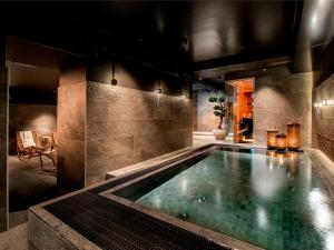 a large swimming pool in a room at Elite Stora Hotellet Örebro in Örebro