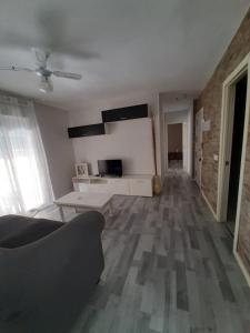 salon z kanapą i stołem w obiekcie Casa aragon w mieście Boadilla del Monte +3 zdjęcia