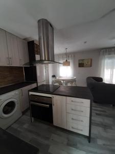 kuchnia z kuchenką górny piekarnik obok zmywarki w obiekcie Casa aragon w mieście Boadilla del Monte