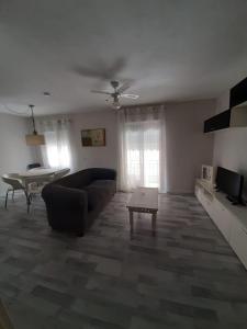 salon z kanapą i stołem w obiekcie Casa aragon w mieście Boadilla del Monte