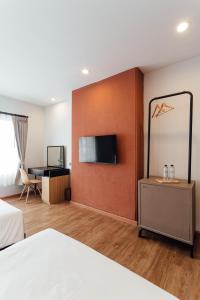 TV a/nebo společenská místnost v ubytování Clay Hotel Udonthani