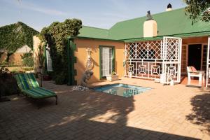 Πισίνα στο ή κοντά στο Roses and Pebbles B & B Guest House