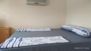 費特希耶的住宿－Oludeniz Hostel，一张床上有两个枕头的房间