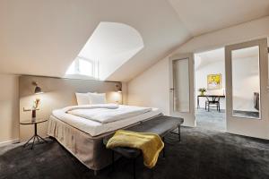 a bedroom with a large bed and a table at Comwell Kongebrogaarden in Middelfart