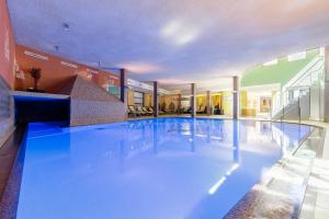 Bazén v ubytování Hotel Vier Jahreszeiten nebo v jeho okolí + 37 fotografií