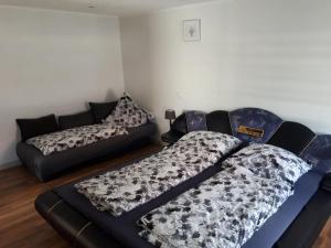 uma sala de estar com duas camas e um sofá em Ferienwohnung Zweibrücken em Zweibrücken
