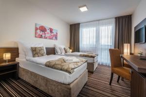 Rúm í herbergi á Hotel SATEL