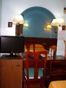 TV a/nebo společenská místnost v ubytování Hostal Centro Sol Madrid