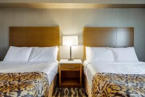 Voodi või voodid majutusasutuse Monte Carlo Inn Brampton toas