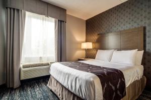 Voodi või voodid majutusasutuse Monte Carlo Inn Brampton toas
