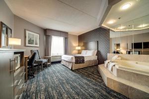Postel nebo postele na pokoji v ubytování Monte Carlo Inn Brampton + 37 fotografií