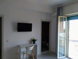 TV a/nebo společenská místnost v ubytování Tra cielo e mare