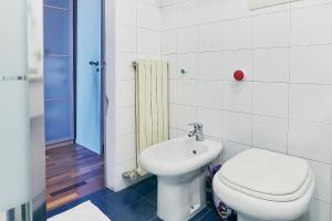 een badkamer met toilet en wastafel bij Lovelyloft - Ripa Naviglio Grande in Milaan +75 foto's