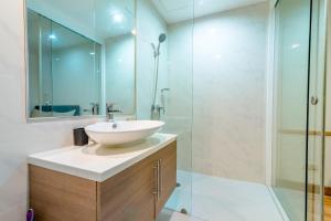 y baño con lavabo y ducha. en My Resort Beach Apartment, en Hua Hin