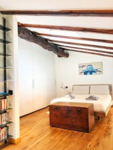 een slaapkamer met een bed met een houten kofferbak bij Casa Legami Charme & Relax in Bergamo
