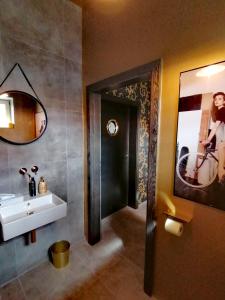 een badkamer met een wastafel en een spiegel bij The Parcels Hotel - Adults Only in Podersdorf am See