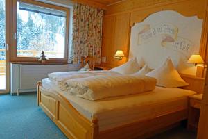 a bedroom with a large bed in a room at Alkira in Sankt Anton am Arlberg