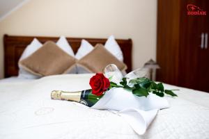 Postel nebo postele na pokoji v ubytování Hotel Zodiak