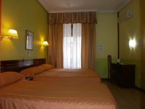 Postel nebo postele na pokoji v ubytování Hostal Centro Sol Madrid