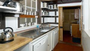eine Küche mit einer Spüle und einer Arbeitsplatte in der Unterkunft Glain Orme in Llandudno
