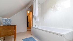 Un baño blanco con bañera y lavabo. en Maes Glas, en Mallwyd