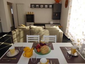 a table with a bowl of fruit on it in a living room at La Casa Del Merlo by Holiday World in Sestri Levante