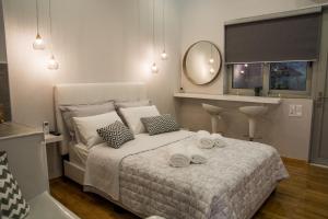 Ένα ή περισσότερα κρεβάτια σε δωμάτιο στο Nature's Guesthouse Luxury Nafplio