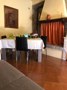 ピティリアーノにあるAppartamento del cuoreのダイニングルーム(テーブル、椅子付)