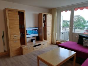 TV a/nebo společenská místnost v ubytování Waldwipfel-Appartement