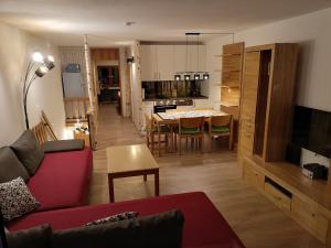 TV a/nebo společenská místnost v ubytování Waldwipfel-Appartement + 32 fotografií