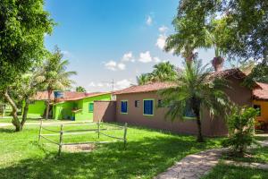 une maison avec des palmiers dans la cour dans l'établissement Pousada Portal da Serra, à São João Batista do Glória 38 autres photos