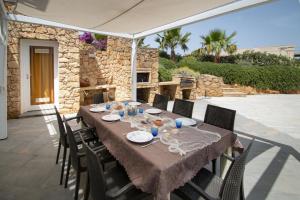 stół z płytami i okularami na patio w obiekcie Villa Afrodite | Luxury Villa and Pool w mieście Custonaci